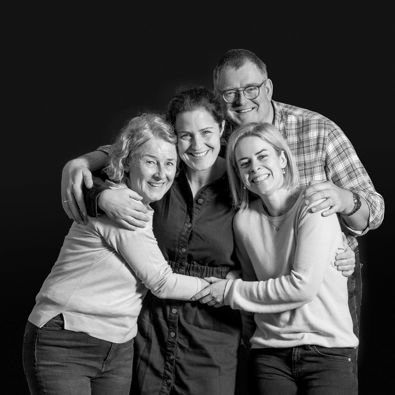 Photo de famille prise à Aix-en-Provence par un photographe professionnel, lumière naturelle, ambiance chaleureuse.