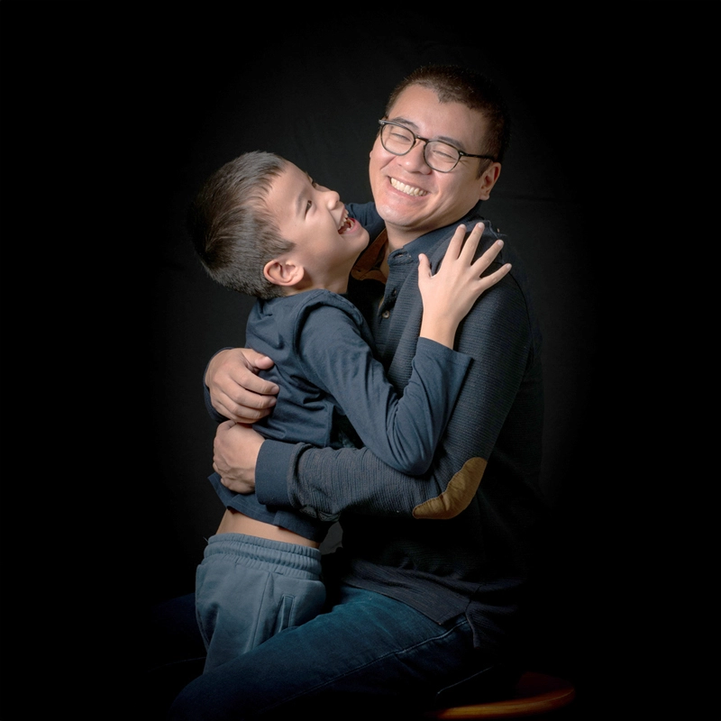 Photo de famille prise à Aix-en-Provence par un photographe professionnel, lumière naturelle, ambiance chaleureuse.