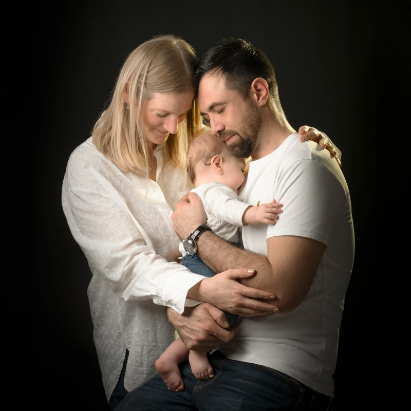 Photo de famille prise à Aix-en-Provence par un photographe professionnel, lumière naturelle, ambiance chaleureuse.