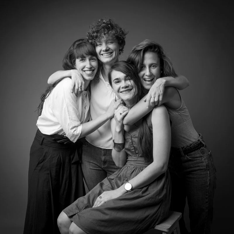 Photo de famille prise à Aix-en-Provence par un photographe professionnel, lumière naturelle, ambiance chaleureuse.