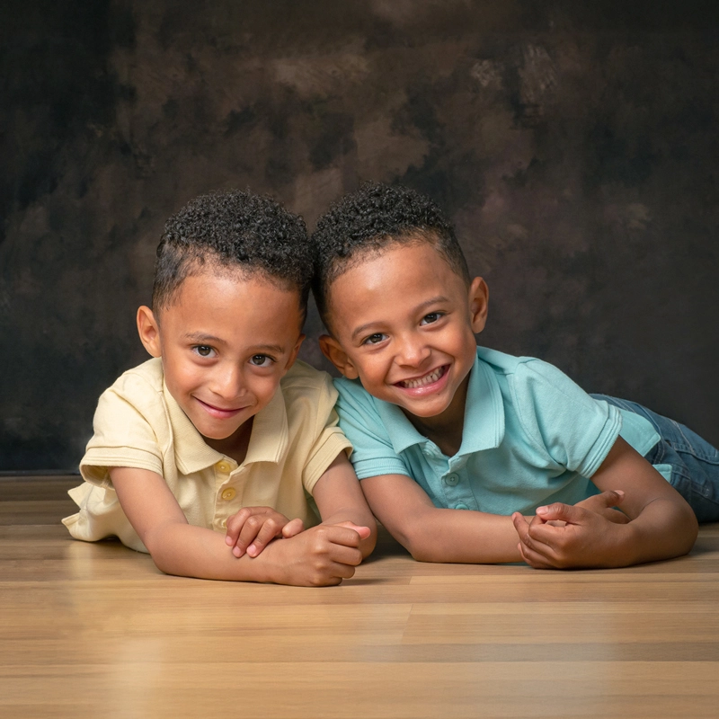 Photo de famille avec enfant prise à Aix-en-Provence par un photographe professionnel, lumière naturelle, ambiance chaleureuse.